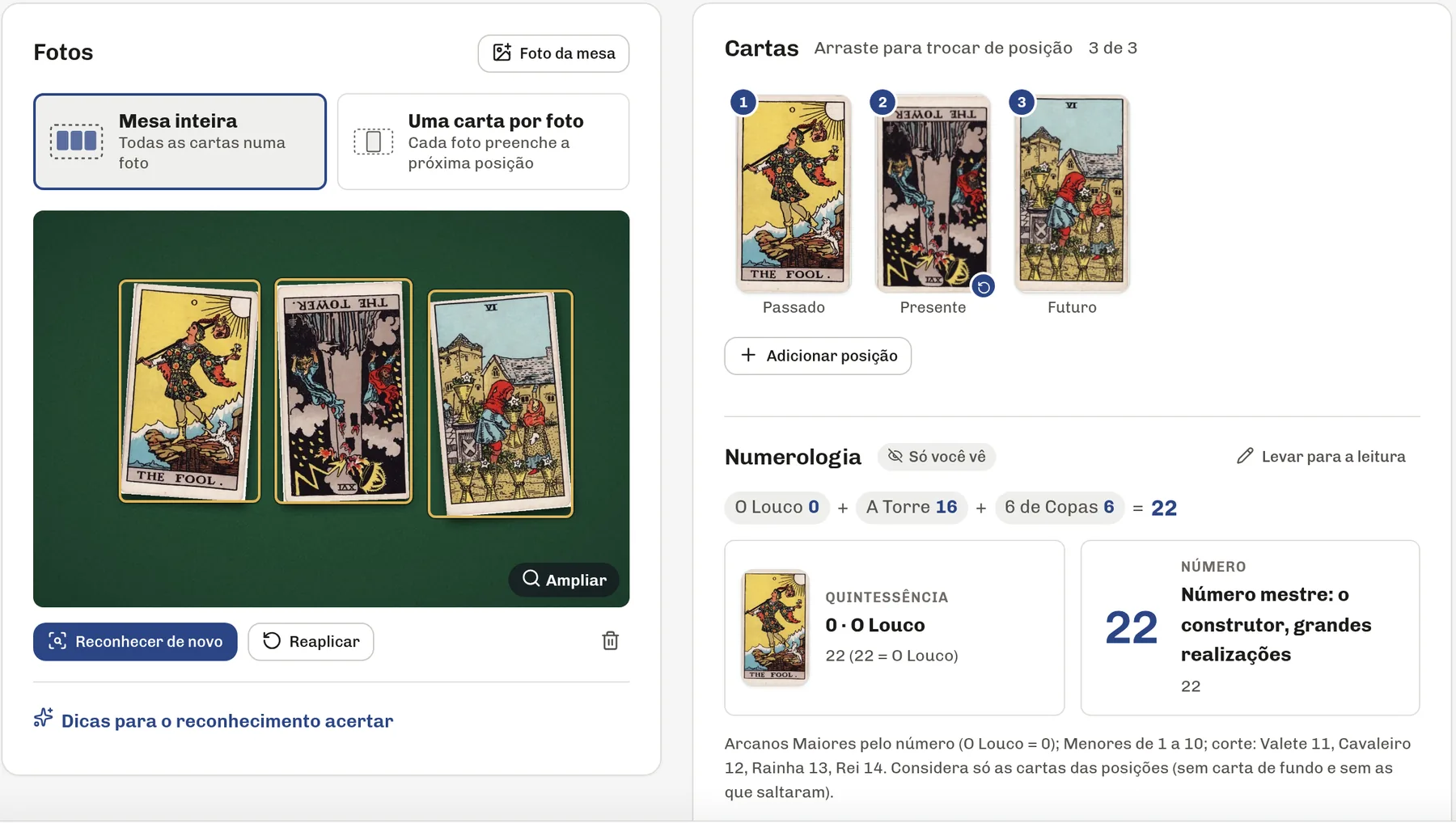 Editor de tiragem do Arcaneum: a foto da mesa com três cartas marcadas e, ao lado, O Louco, A Torre invertida e o 6 de Copas nas posições passado, presente e futuro, com a numerologia calculada